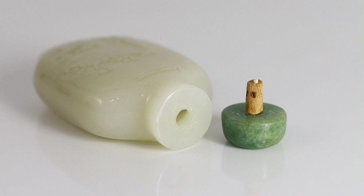 A Chinese white jade snuff bottle, 19th/20th century, 6.7cm, green stone stopper